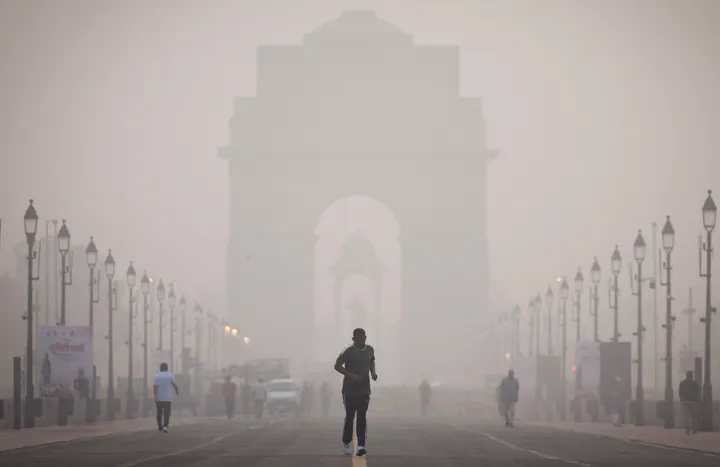 दिल्ली में वायु प्रदूषण स्तर और खराब हुए, कमजोर हवाओं के कारण गहरा कोहरा बिछा रहा