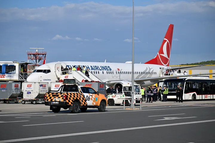 طائرة تركية تُقل ناشطين من أسطول الصمود تهبط في إسطنبول