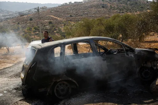 الضفة.. مستوطنون يهاجمون منازل وممتلكات الفلسطينيين تحت حماية الاحتلال