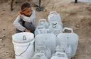 Raseljeni Palestinci pokušavaju doći do vode usred granatiranja