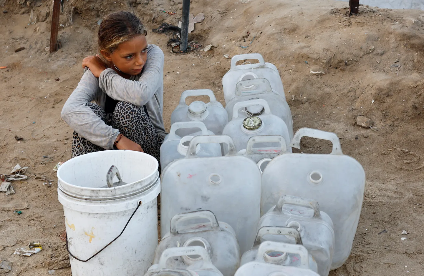 Raseljeni Palestinci pokušavaju doći do vode usred granatiranja