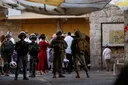 الاحتلال يصعّد مداهماته في الضفة الغربية ويعتقل فلسطينيين ويغلق مداخل بلدات