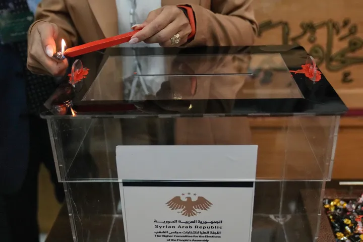 Siria cuenta los votos en las primeras elecciones parlamentarias desde la caída de Assad