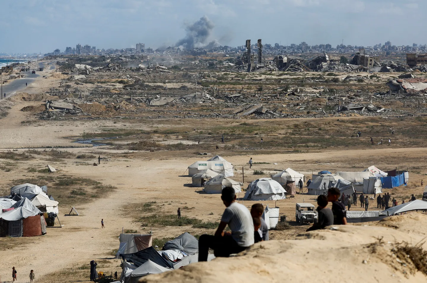 Israel y Hamás inician diálogo para alto el fuego mientras ataques y masacres continúan en Gaza