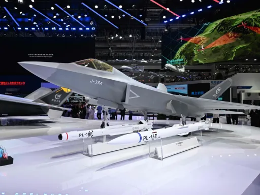 China revela caças J-35 em público pela primeira vez