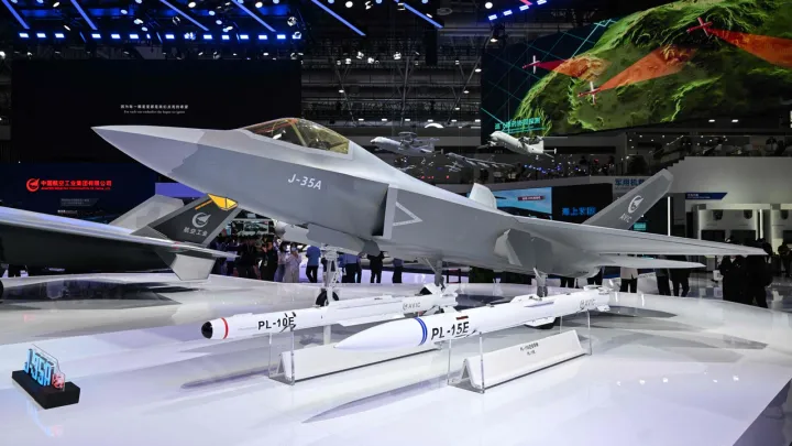 China revela caças J-35 em público pela primeira vez