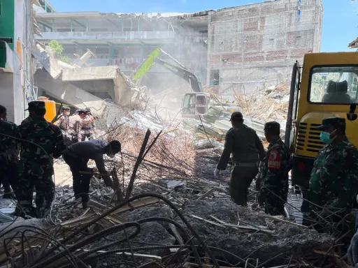 Número de mortos aumenta para 36 no colapso de escola na Indonésia, a busca por corpos continua
