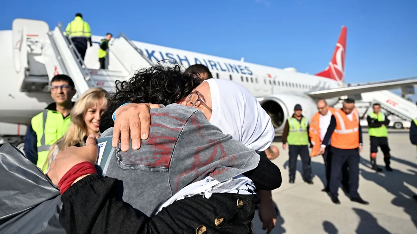 Ativistas turcos relatam assédio, abuso e racismo na detenção israelita após ataque à flotilha Sumud