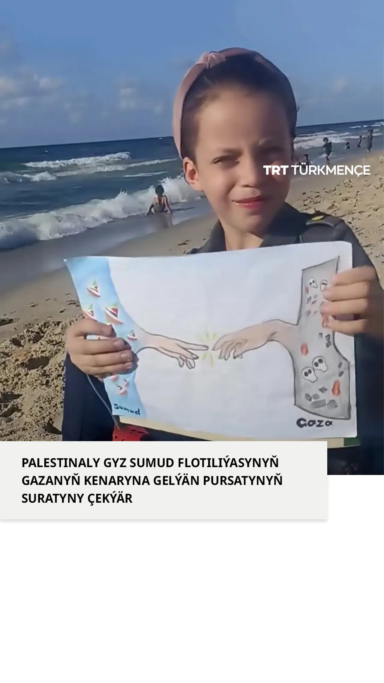 Gazanyň kenarynda Global Sumud flotiliýasyna garaşýan palestinaly gyz surat çekýär