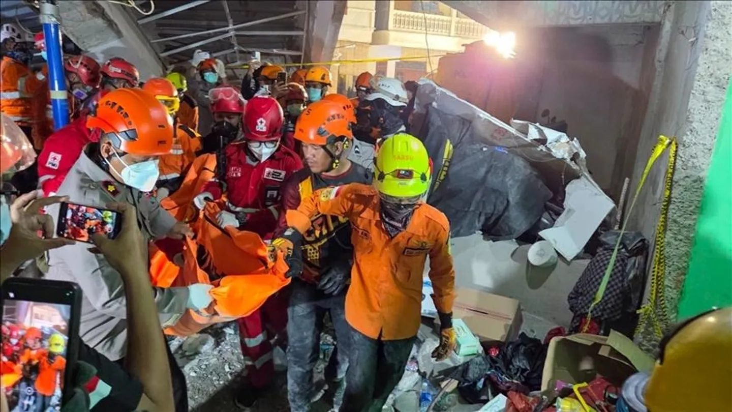 Бројот на жртви во уривањето на училиште во Индонезија се искачи на 53