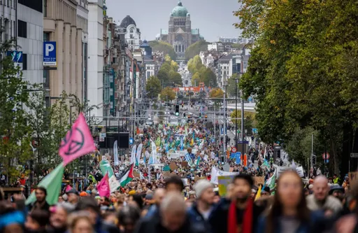 Tienduizenden stappen mee in Brusselse Klimaatmars: “Investeer in onze toekomst"