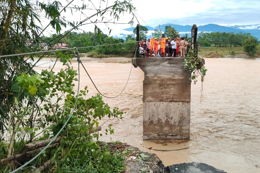 Heavy rain cause landslide wey kill 24 pipo for India