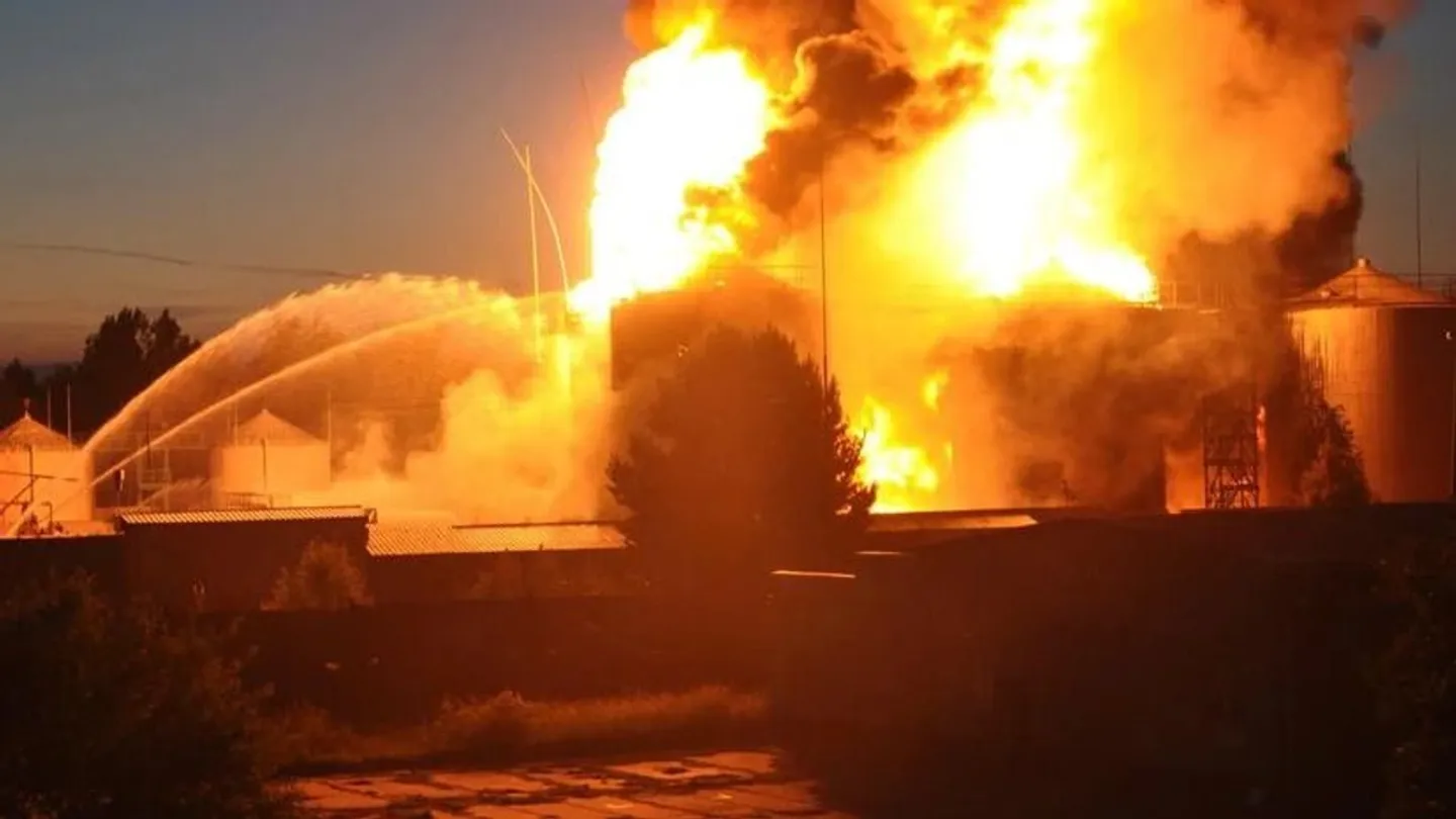 Пожар на крупнейшей нефтебазе Крыма