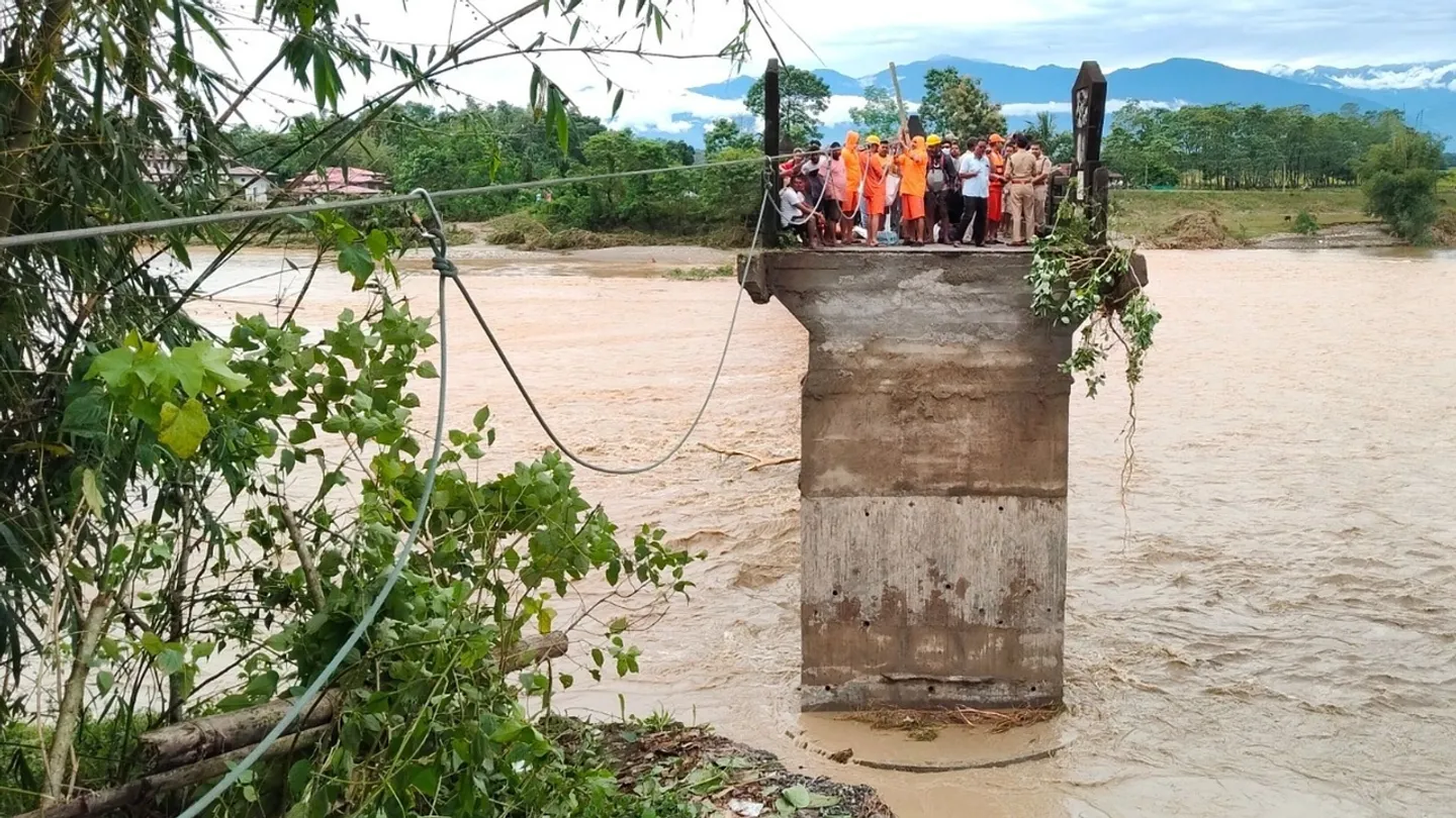 Deslizamentos de terra provocados por chuvas intensas matam pelo menos 24 pessoas no leste da Índia