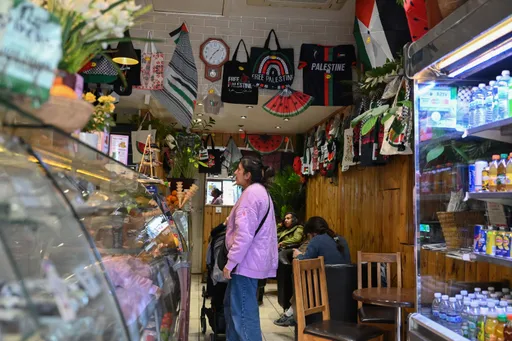 Pronarët e kafenesë në Londër nën presion, refuzojnë të heshtin në lidhje me Gazën