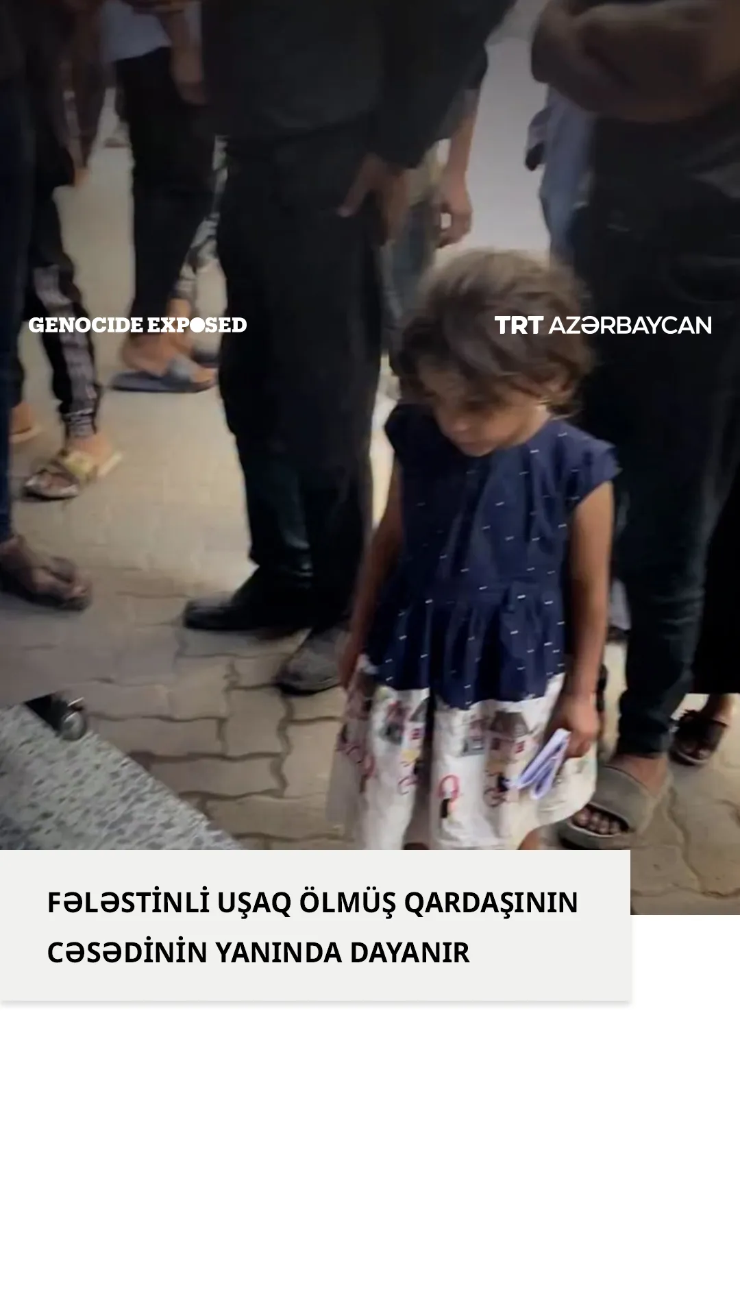 Fələstinli uşaq ölmüş qardaşının cəsədinin yanında dayanır