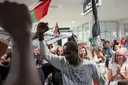 عض طبيباً إسرائيلياً.. الاحتلال يُفرج عن جميع النشطاء الإسبان من أسطول الصمود باستثناء واحد