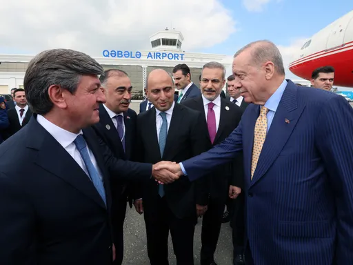 Erdoğan mbërrin në Azerbajxhan për samitin e shteteve turke