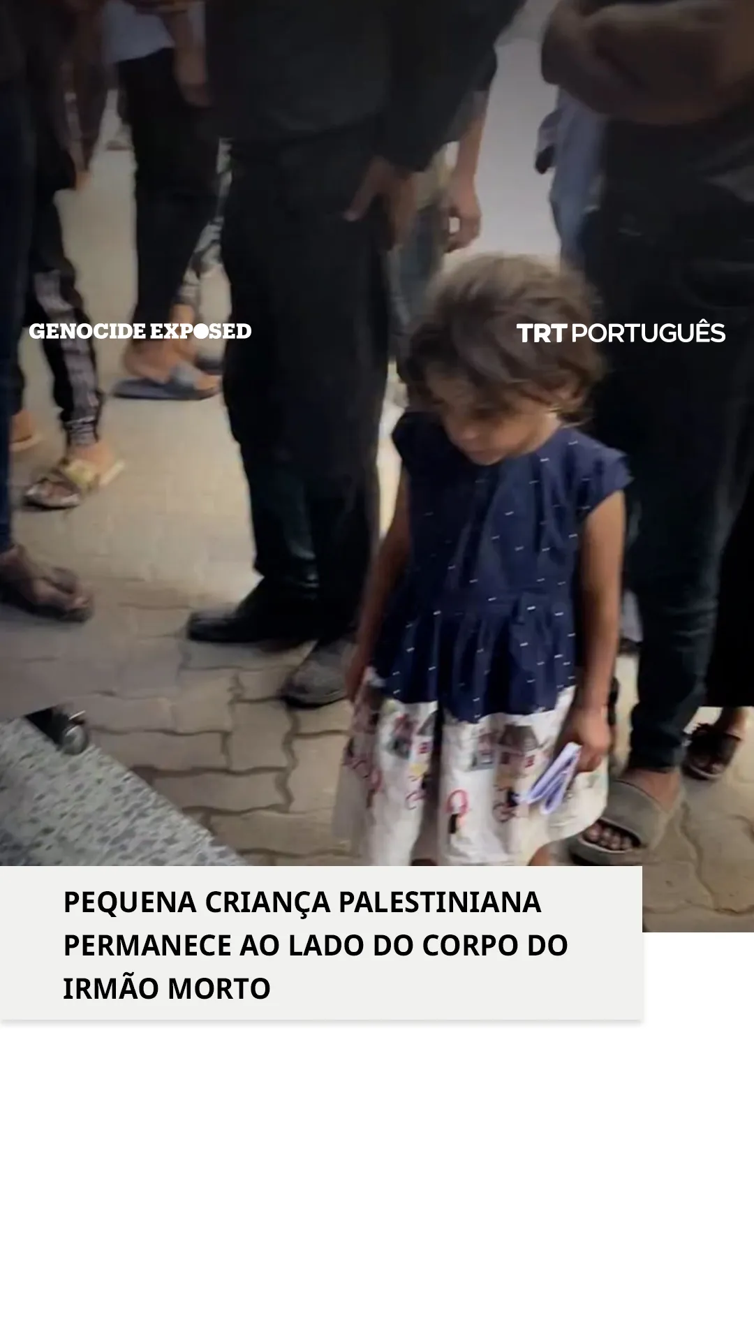 Pequena criança palestiniana permanece ao lado do corpo do irmão morto
