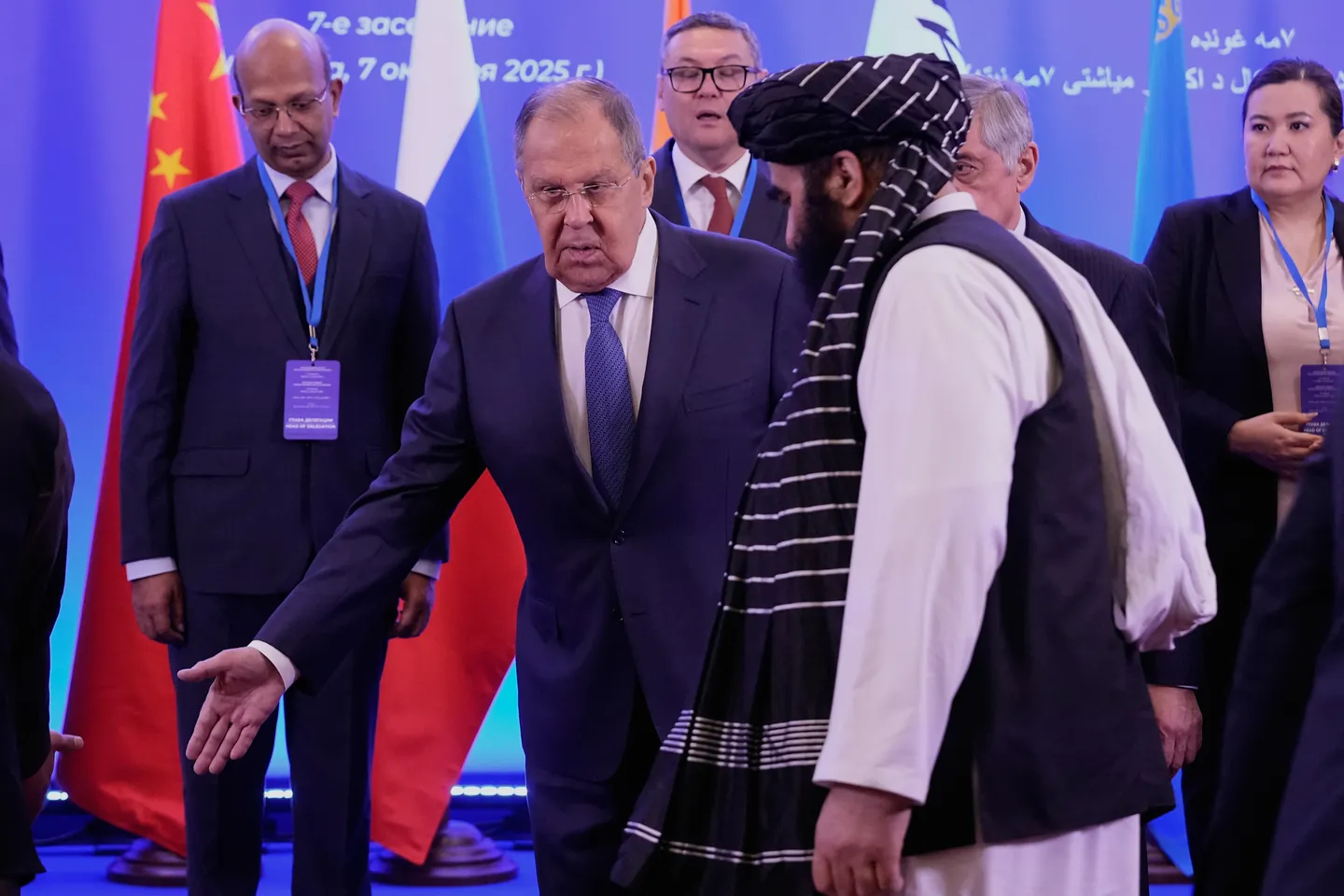 لاوروف په مسکو کې د افغانستان د بهرنیو چارو له وزیر متقي سره وکتل