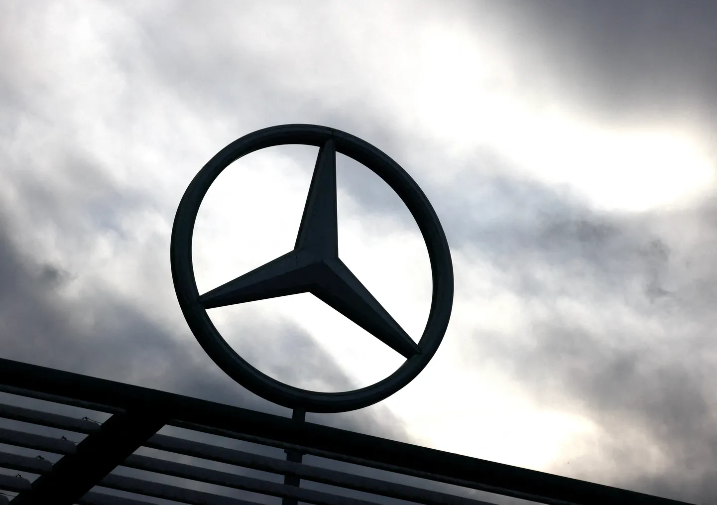 Absatzflaute bei Autobauer Mercedes hält an
