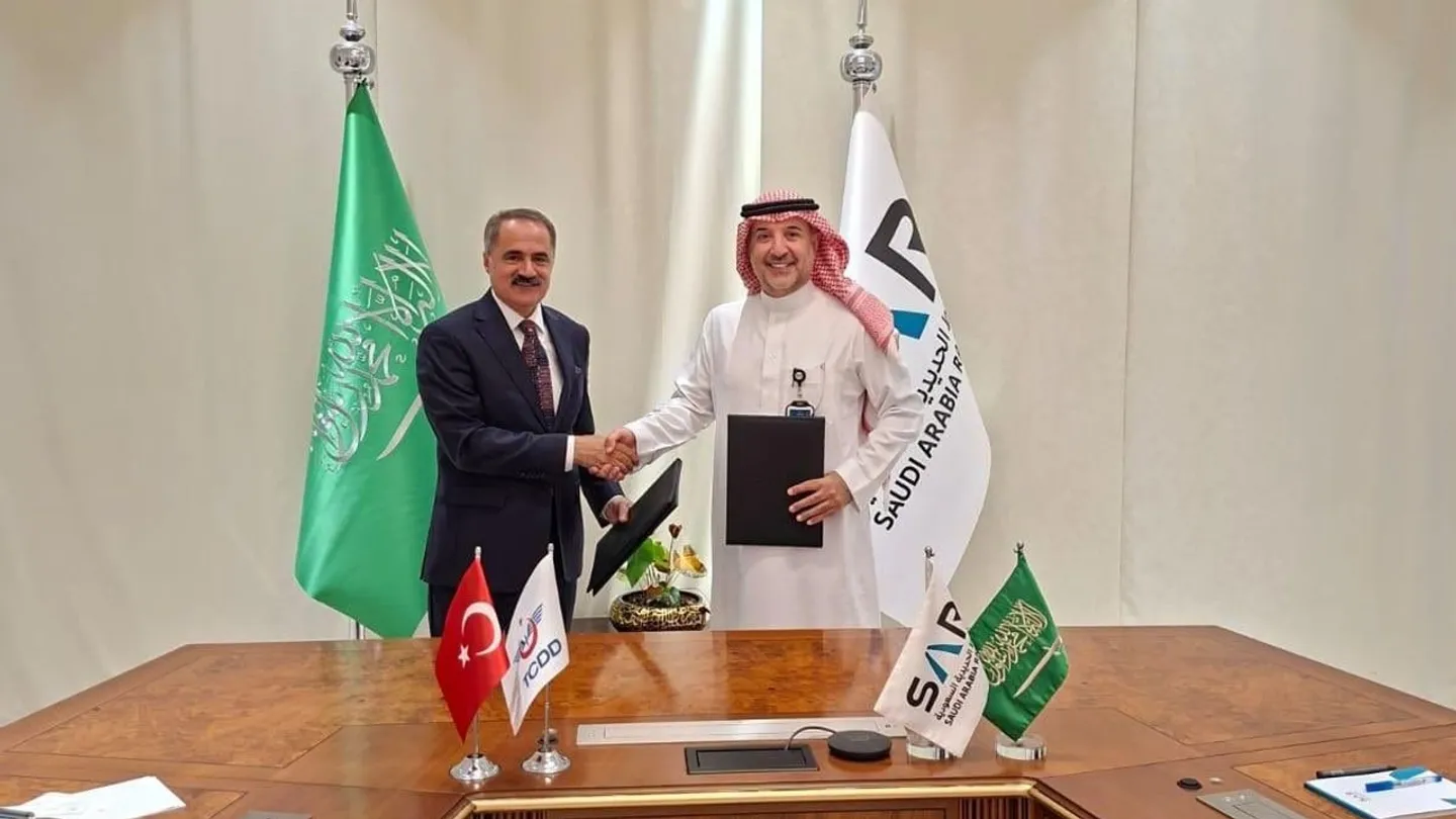 Ferrovias estatais turcas e sauditas assinam acordo de cooperação em infraestruturas e manutenção