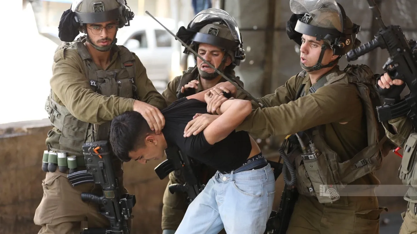 تقرير: إسرائيل اعتقلت أكثر من 20 ألف فلسطيني في الضفة منذ بداية الحرب على غزة
