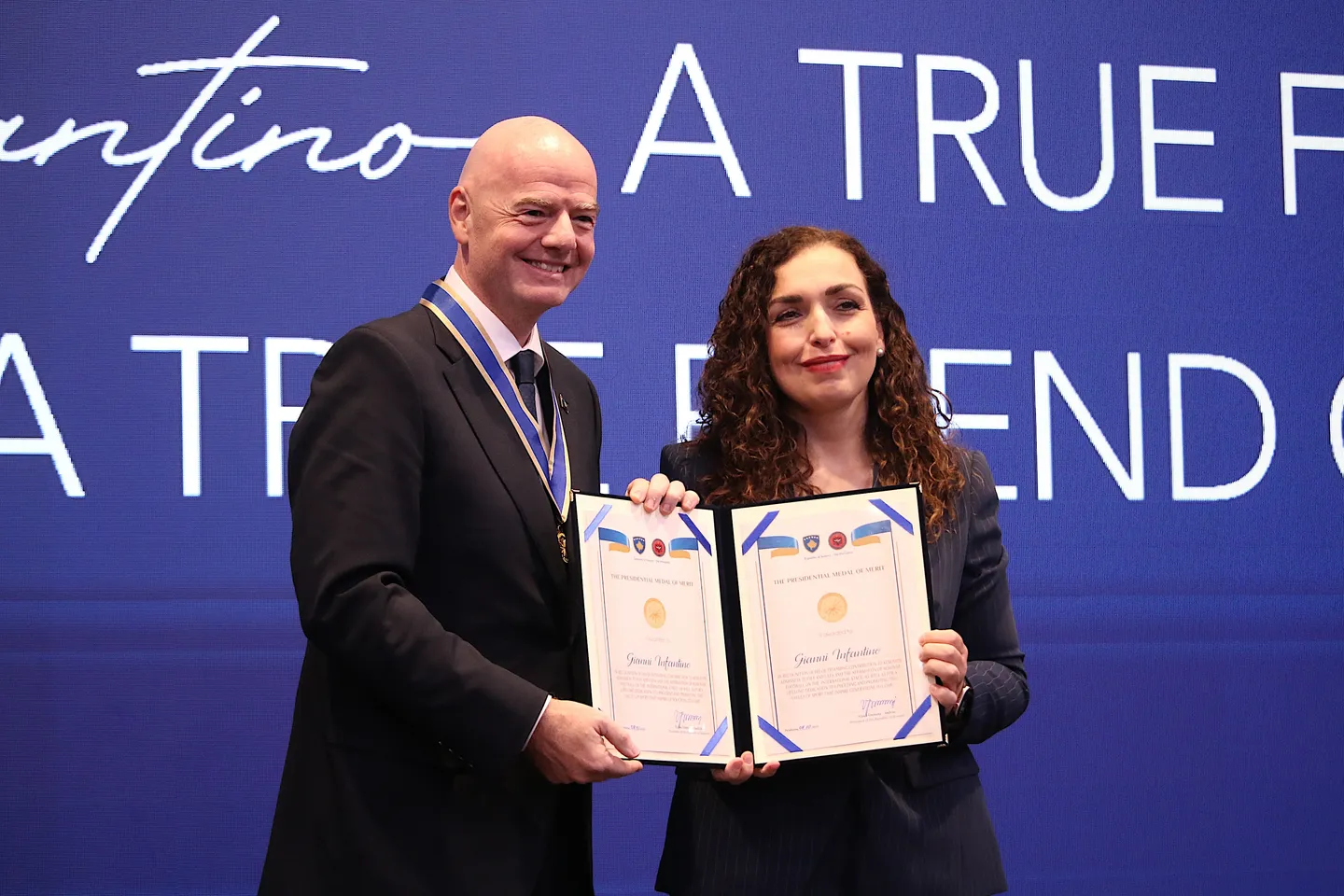 Presidentja Osmani dekoron me medalje nderi presidentin e FIFA-s, Gianni Infantino