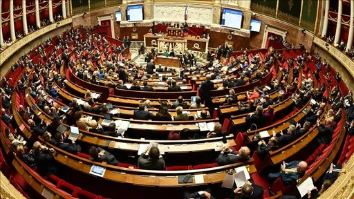 Asambleja Kombëtare e Francës refuzon mocionin për shkarkimin e presidentit Macron