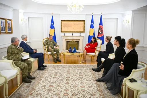 Presidentja Osmani priti në takim komandantin e KFOR-it, Ulutaş
