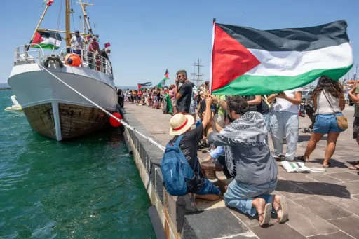 جيش الاحتلال يهاجم أسطول الحرية خلال إبحاره نحو غزة