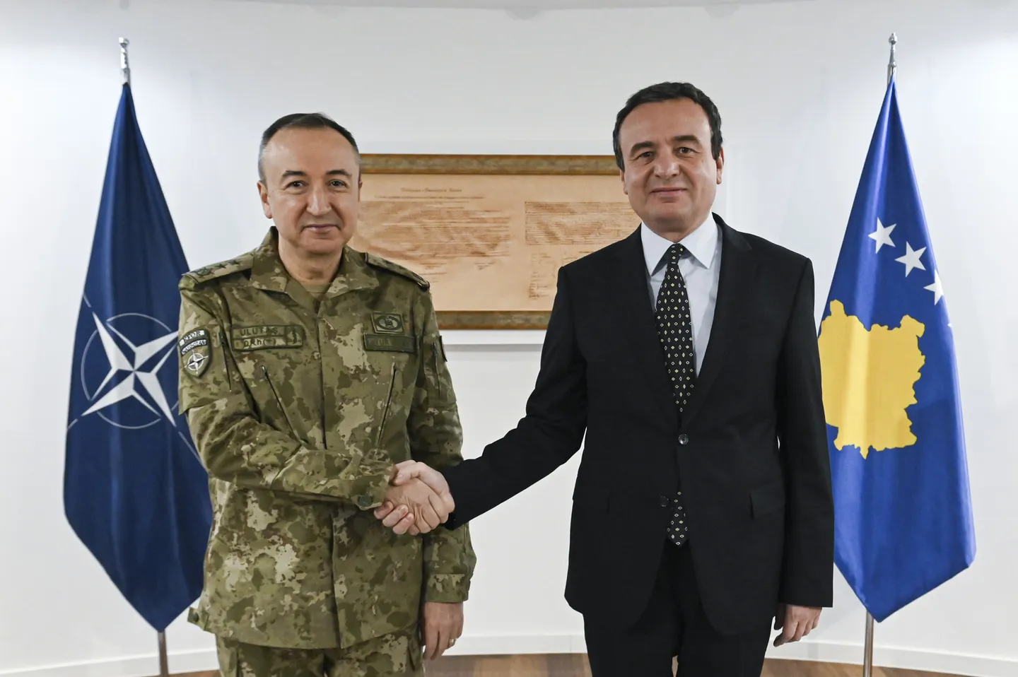 Kurti priti në takim komandantin e KFOR-it, Ulutaş