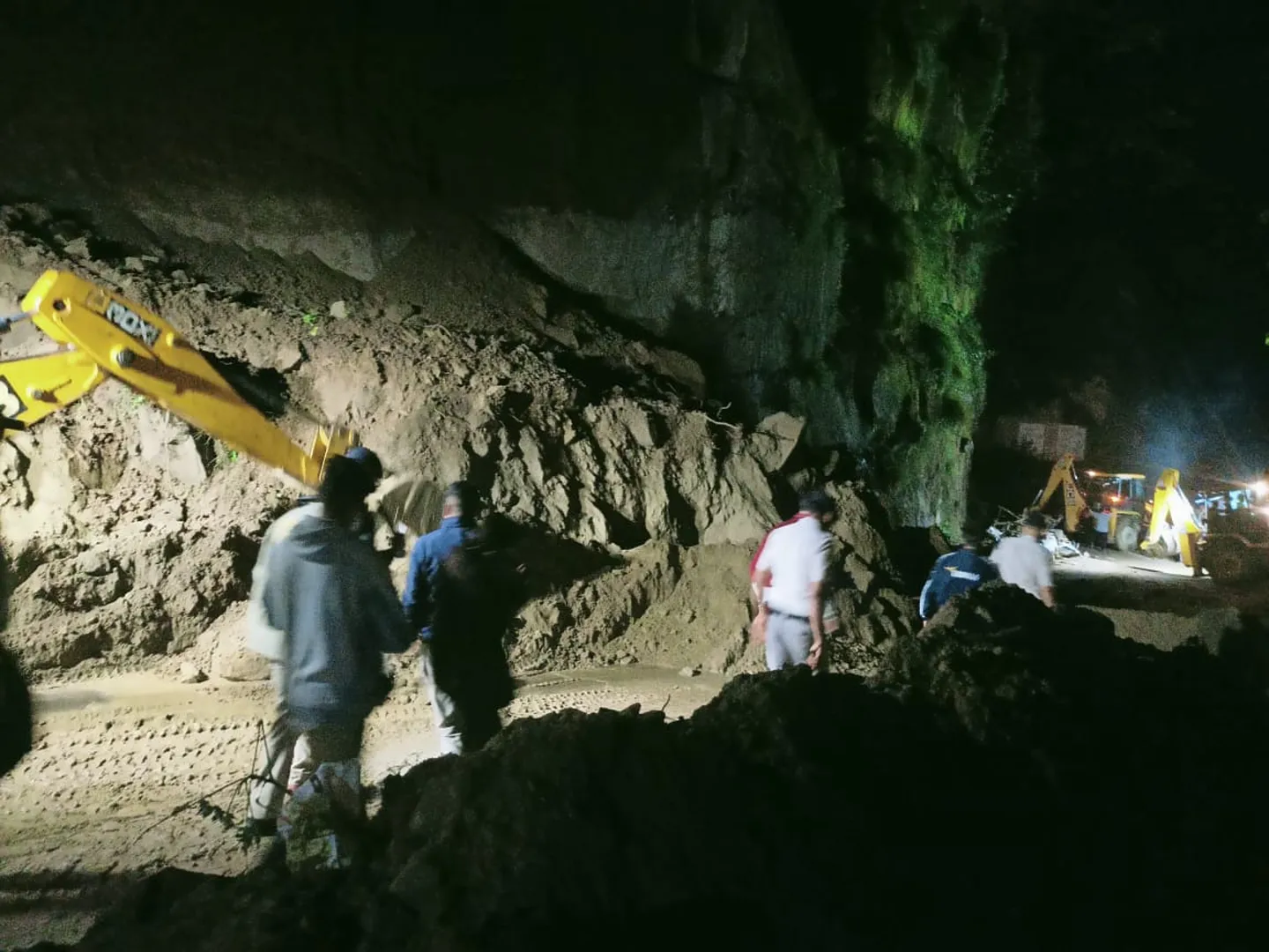 स्थानीय अधिकारी का कहना है कि उत्तर भारत में भूस्खलन से कम से कम 15 लोगों की मौत हो गई।