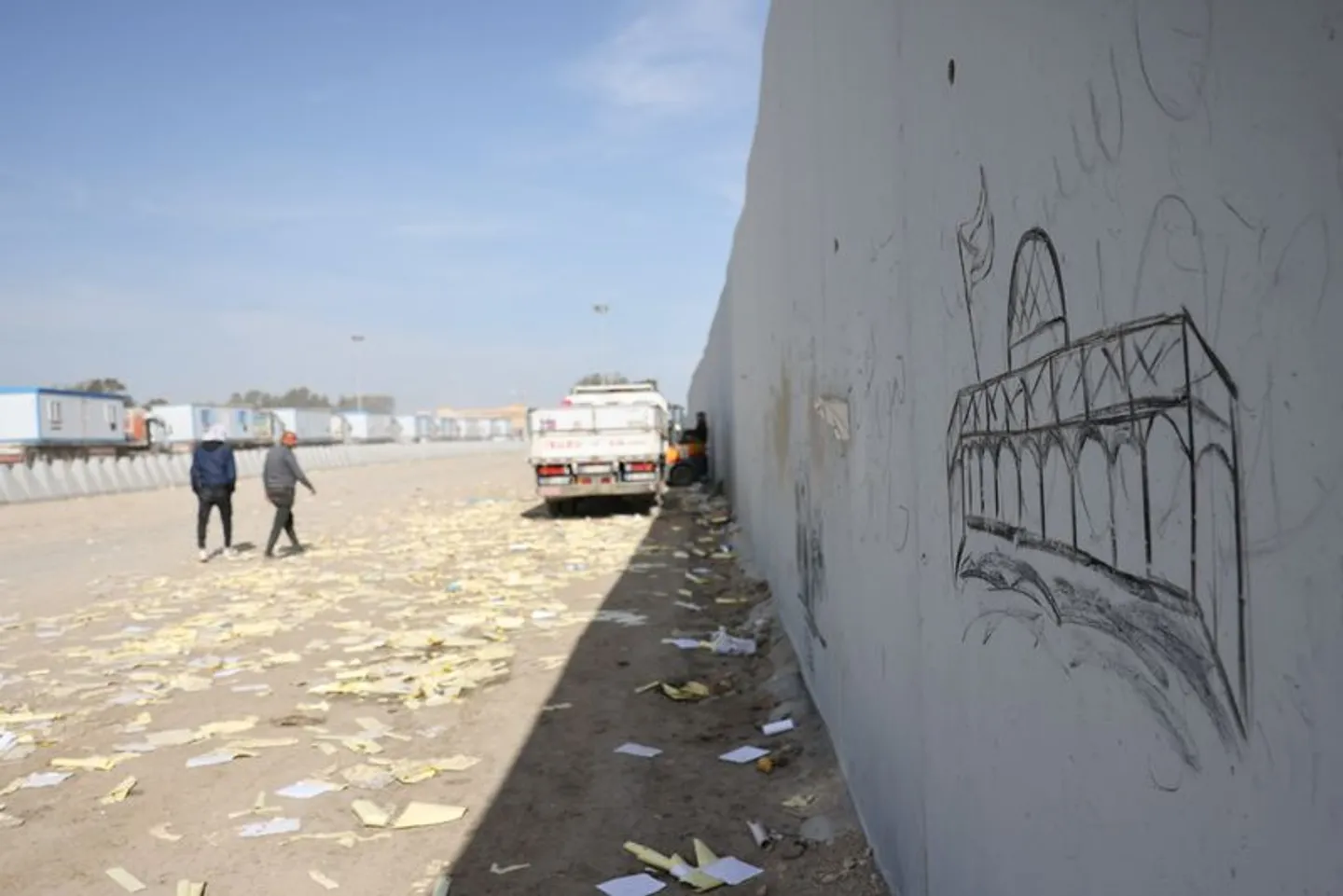 Një numër i kufizuar kamionësh me ndihma kalojnë në Gaza përmes pikës kufitare Rafah