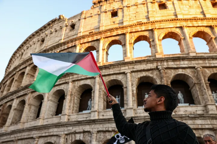 Punonjësit italianë të shëndetësisë protestojnë në solidaritet me kolegët e tyre palestinezë