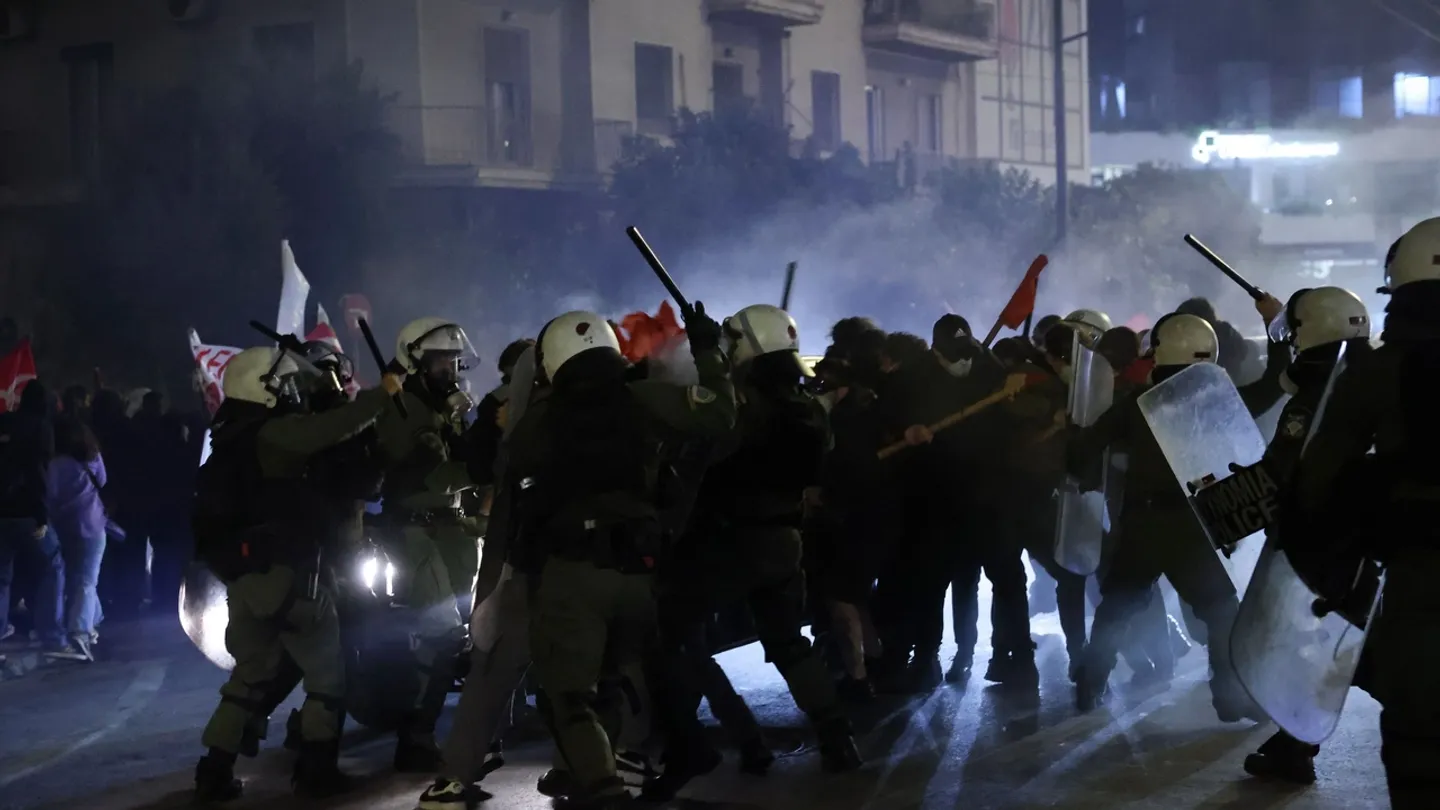 Polícia lança gás lacrimogéneo contra os manifestantes pró-Palestina em Atenas, na Grécia