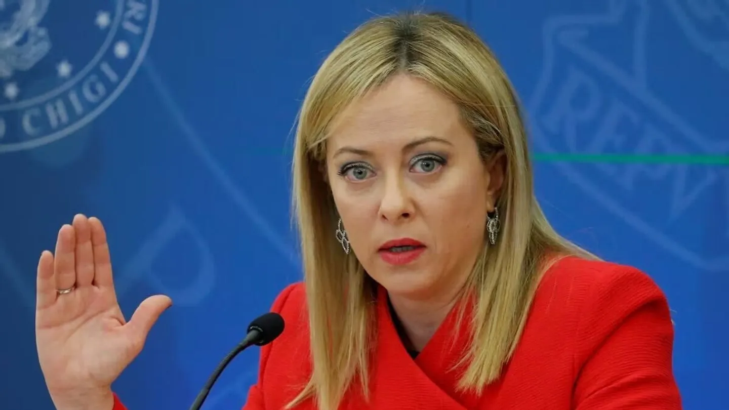 На премьера Италии подали в Гаагский суд