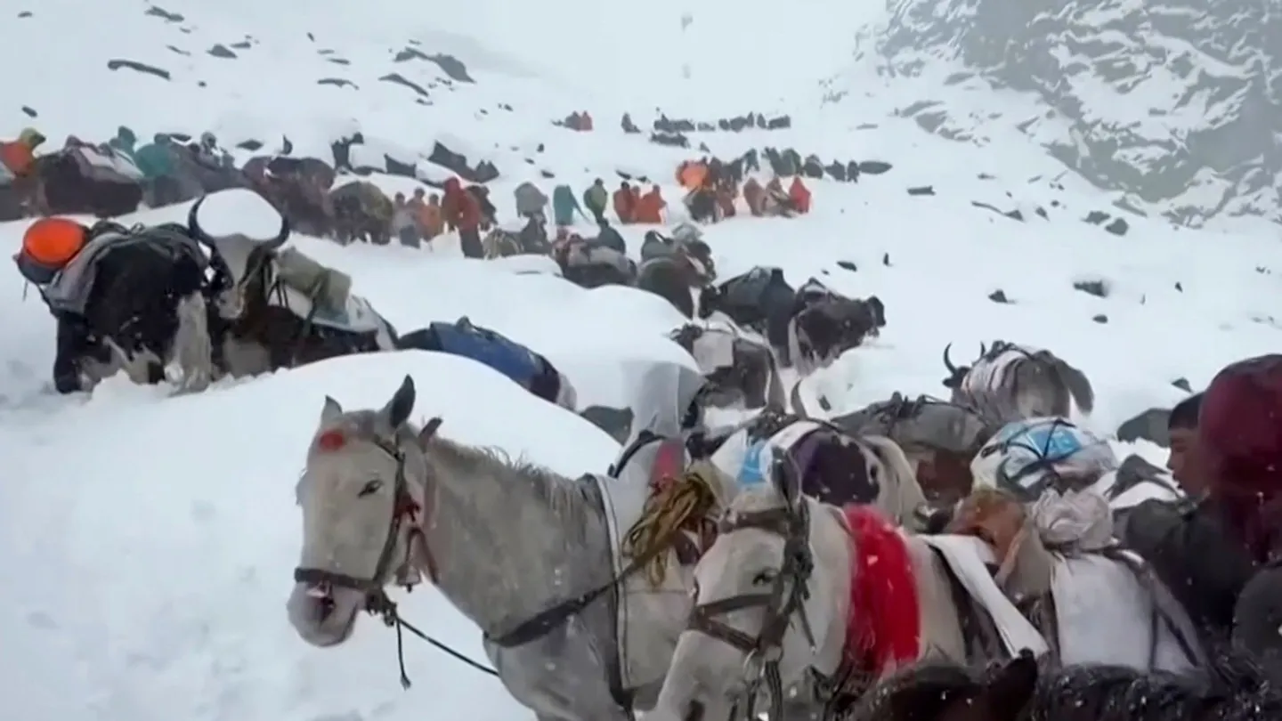 China resgata 580 caminhantes presos por tempestade de neve nas encostas do Monte Evereste