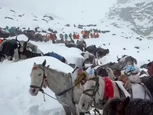 China resgata 580 caminhantes presos por tempestade de neve nas encostas do Monte Evereste