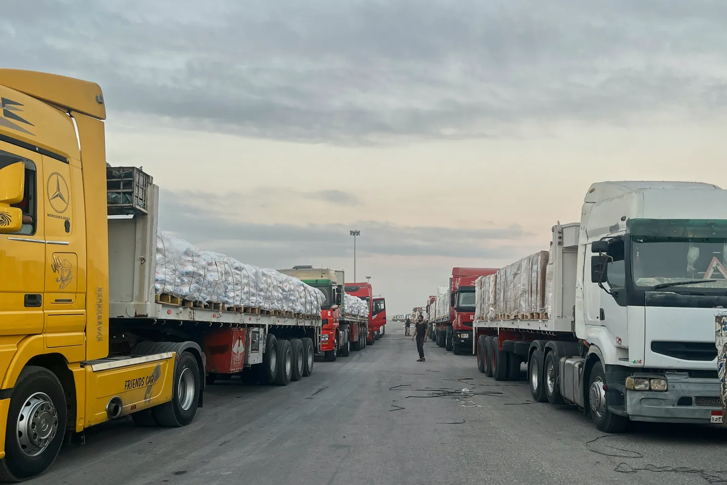 Des camions d'aide humanitaire traversent Gaza depuis Rafah après l’accord de trêve