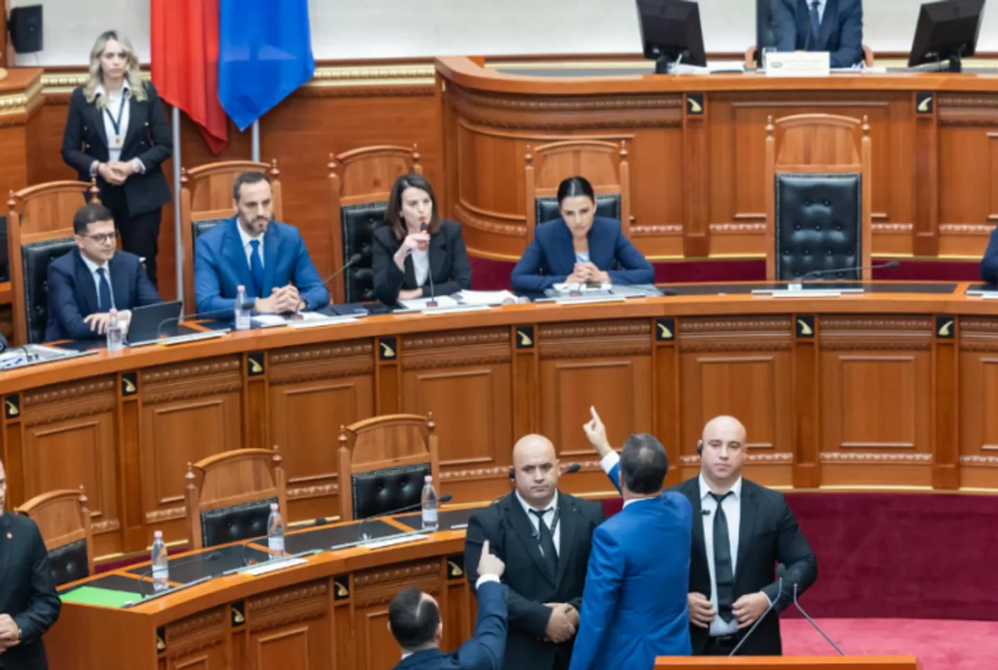 Kuvendi i Shqipërisë diskuton vrasjen e gjyqtarit Kalaja