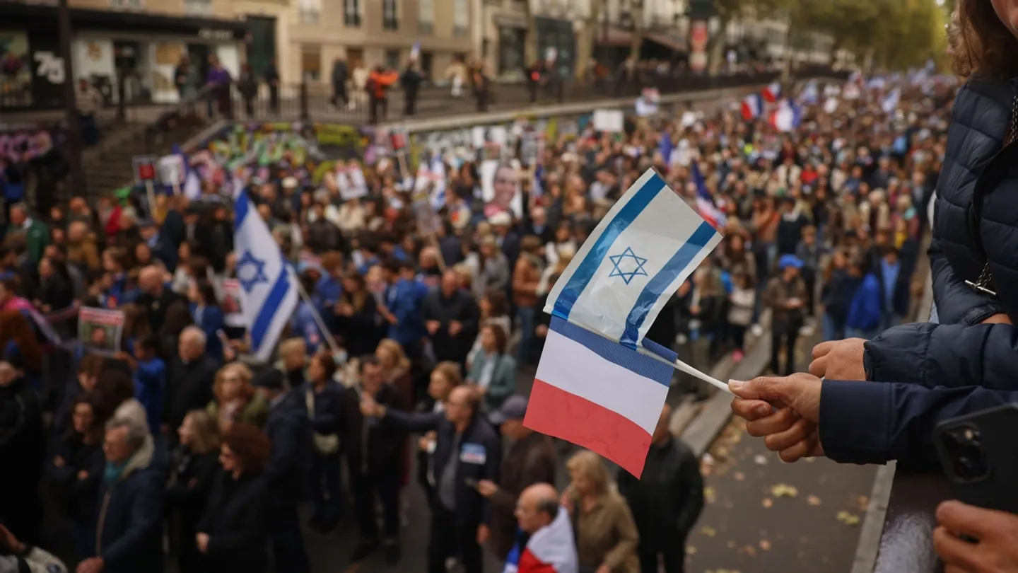 Paris: un journaliste agressé lors d’une manifestation pro-israélienne, la SDJ de BFMTV condamne