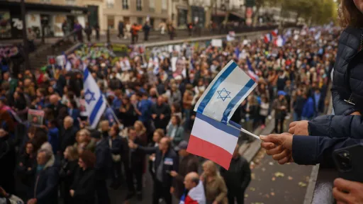 Paris: un journaliste agressé lors d’une manifestation pro-israélienne, la SDJ de BFMTV condamne