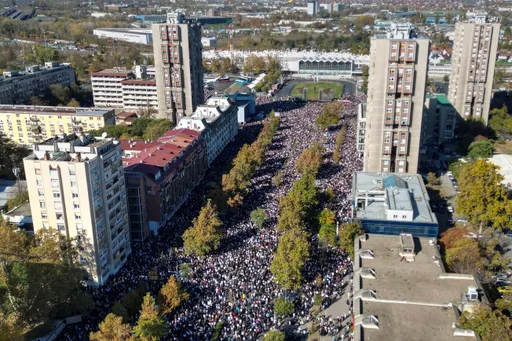 Novi Sad: Deseci tisuća ljudi u 16-minutnoj šutnji za žrtve pada nadstrešnice