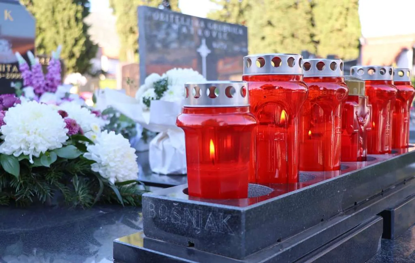 Katolici slave blagdan Svih svetih - dan posvećen svetima i dragim pokojnicima