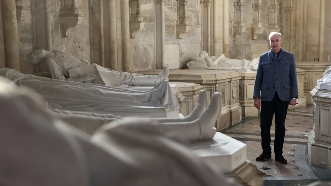 Conde de Paris envia mensagem pessoal aos ladrões do Louvre, dizendo “devolvam-nos as nossas joias”