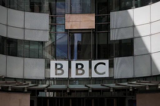 Crise à la BBC: démissions en chaîne après un montage controversé d’un discours de Trump