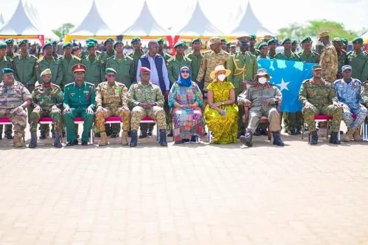 Saraakiil Soomaaliyeed oo ka qalinjabiyay tababar ciidan oo heer sare ah oo lagu qabtay Uganda
