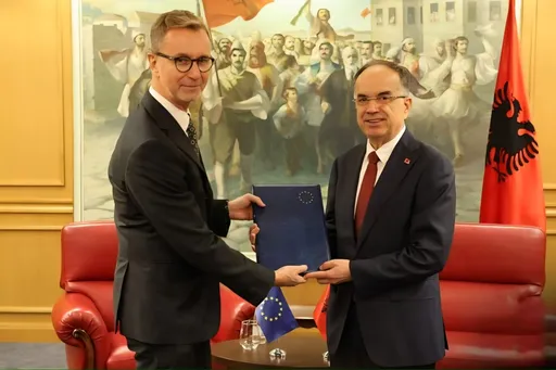 Presidenti i Republikës së Shqipërisë pret në takim ambasadorin e Bashkimit Evropian