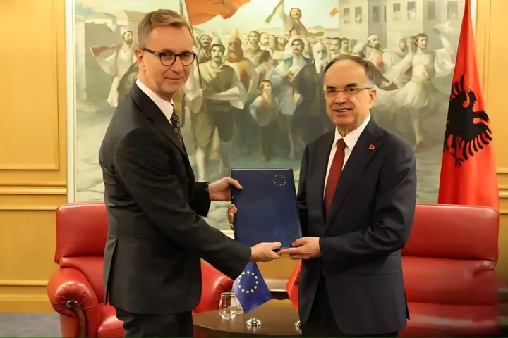 Presidenti i Republikës së Shqipërisë pret në takim ambasadorin e Bashkimit Evropian